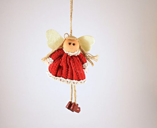 Függeszthető angyal piros kötött ruciban, textil karácsonyi dekoráció